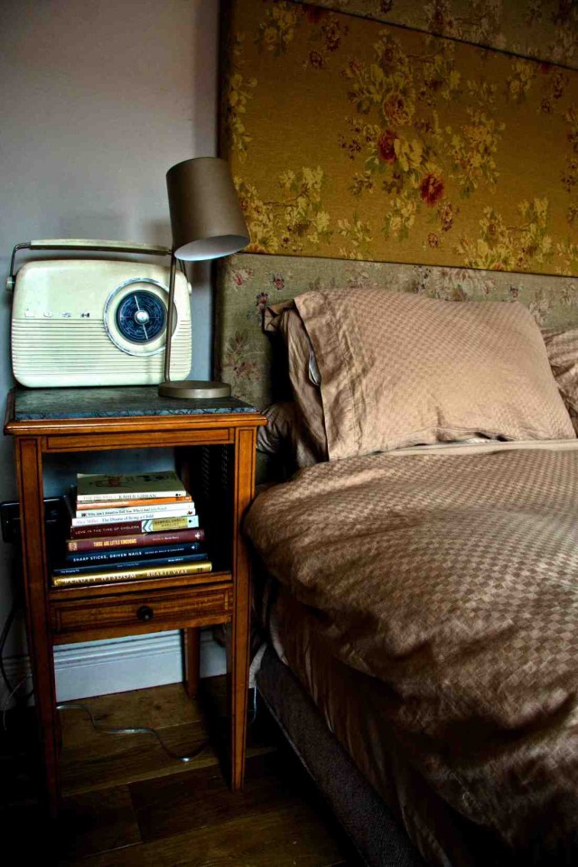Bed,Radio